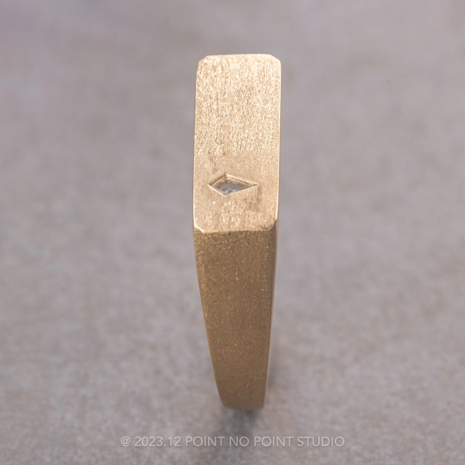 Signet Style Kite Sapphire Men's Wedding Ring, 14K Yellow Gold, Matte Finish - Image 4